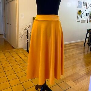 Skirt mid-lenght mustard color NWOT